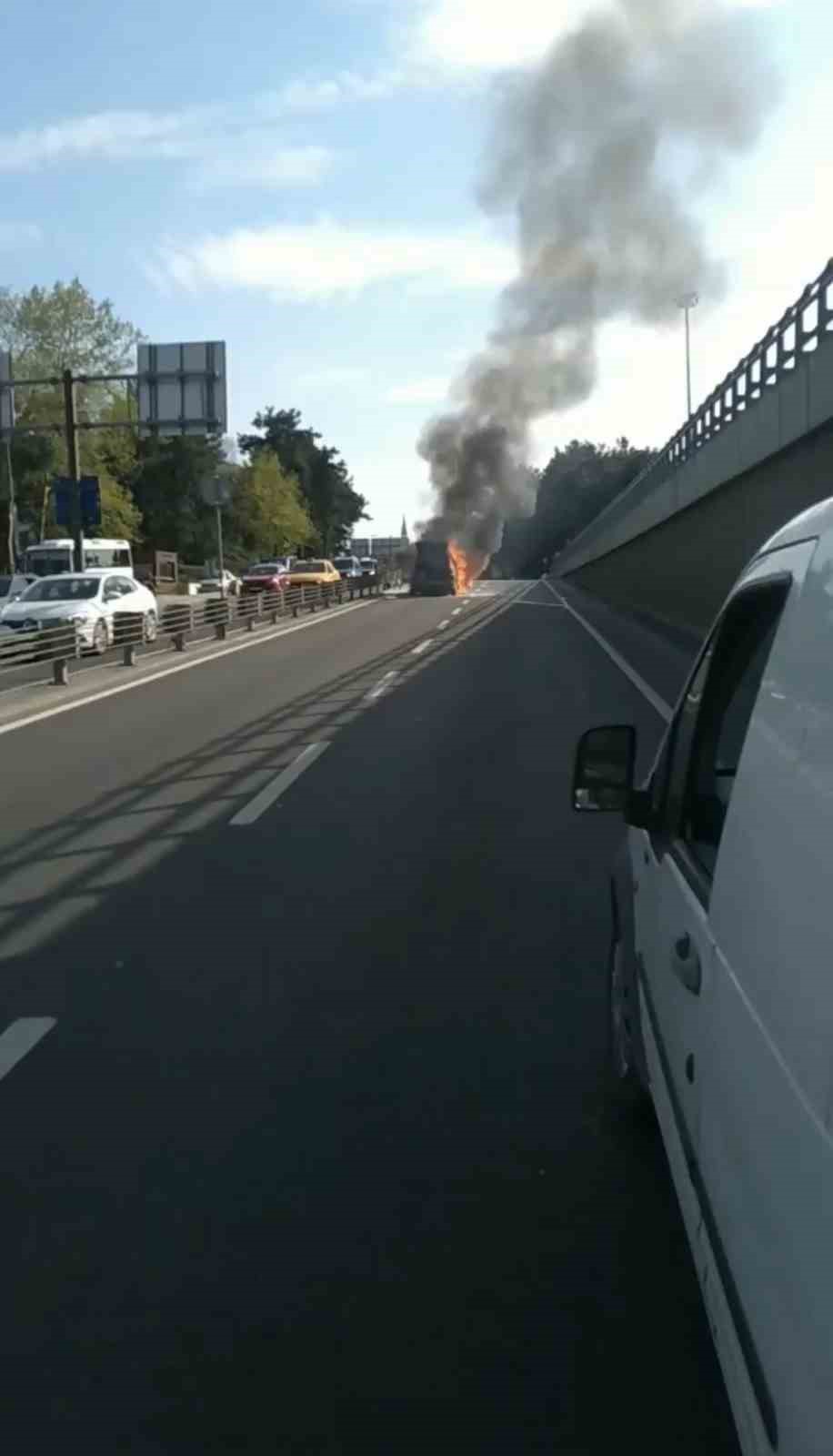 SARIYER’DE SEYİR HALİNDEKİ ARAÇ BİR ANDA ALEV ALDI. SÜRÜCÜ SON