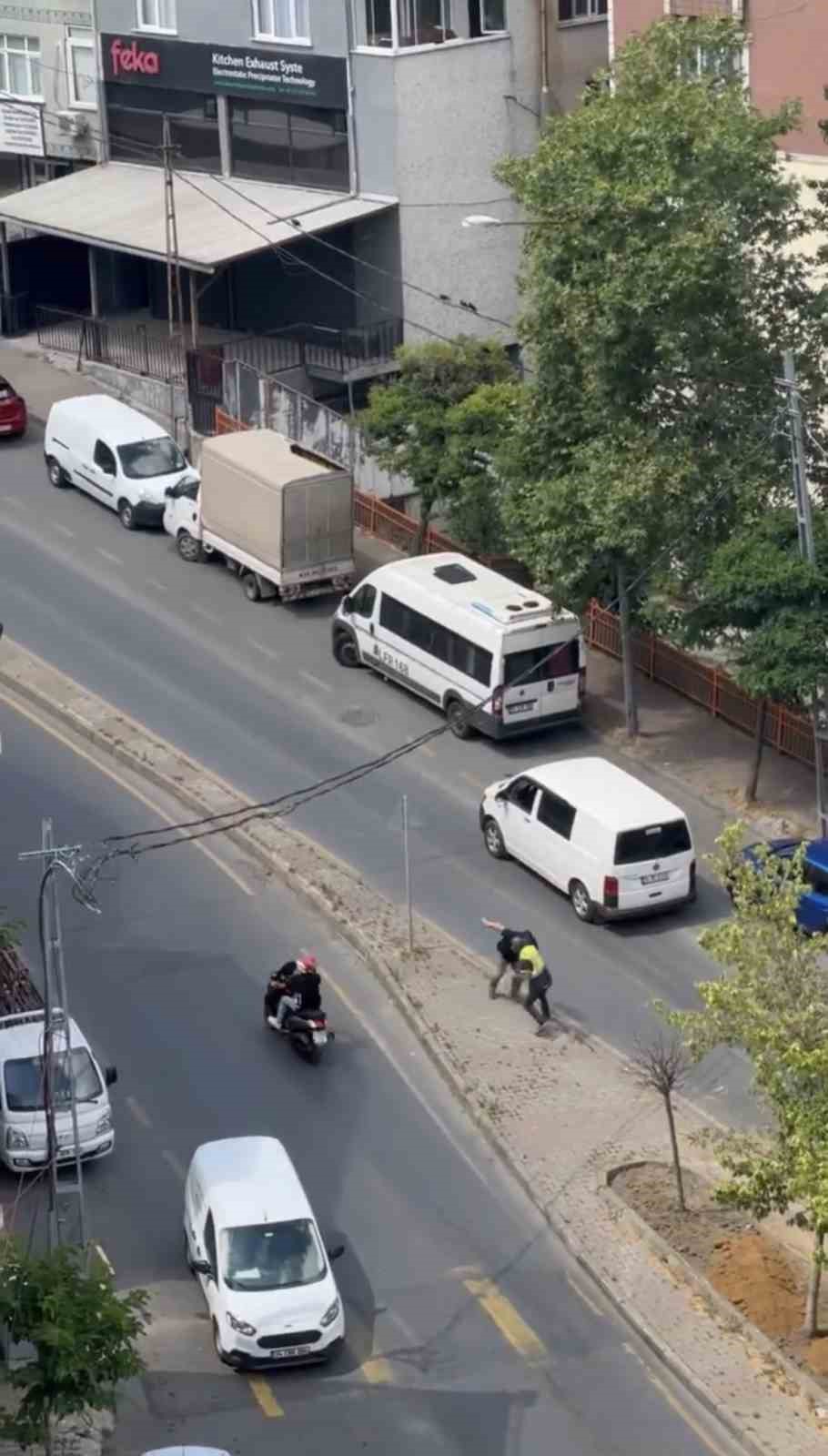 KAĞITHANE’DE BİR SÜRÜCÜ İLE İŞÇİ ARASINDA DOZER İLE YOL KAPATMA