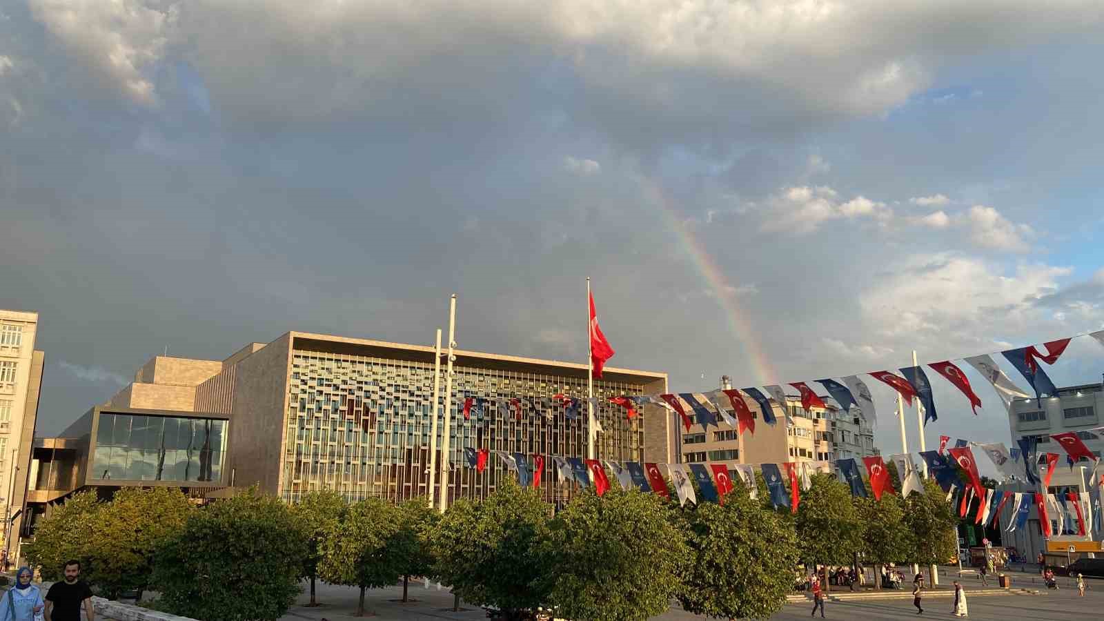 İSTANBUL’DA AKŞAM SAATLERİNDE ETKİLİ OLAN KISA SÜRELİ YAĞIŞIN ARDINDAN OLUŞAN