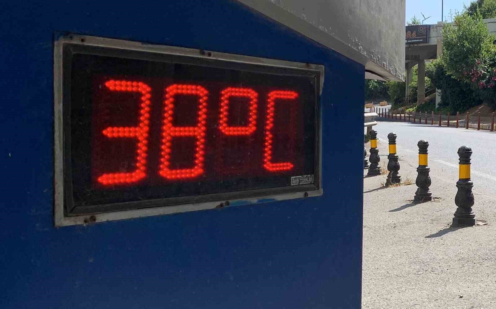İSTANBUL'DA HAVA SICAKLIKLARININ YÜKSELMESİYLE BİRLİKTE VATANDAŞLAR İSTANBUL SAHİLLERİNE AKIN ETTİ.