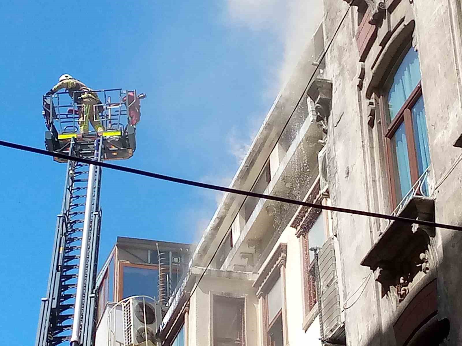 İSTİKLAL CADDESİ'NDE YANGIN PANİĞİ