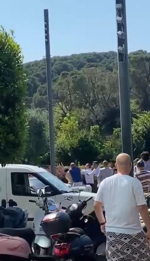İTALYAN ŞEF DANİLO ZANNA İDDİAYA GÖRE, SARIYER'DE KENDİ RESTORANI ÖNÜNDE