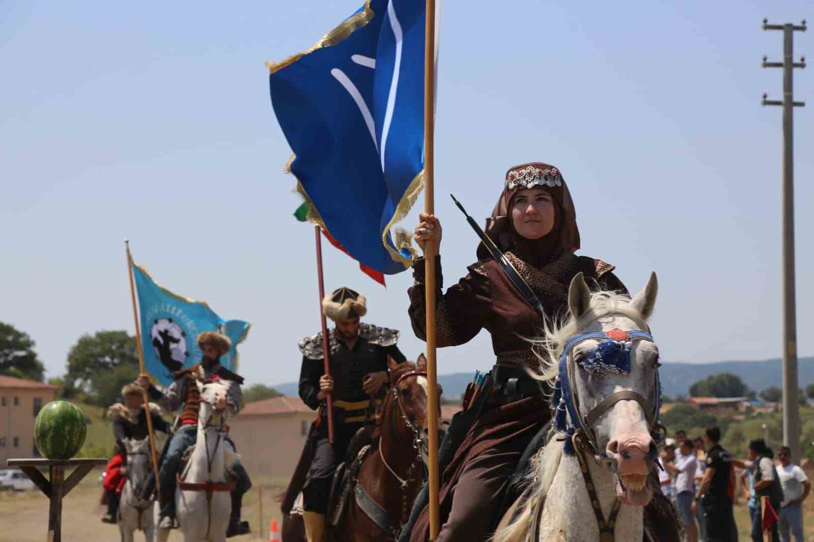 VRİNDİ’DE RAHVAN AT YARIŞI COŞKUSU