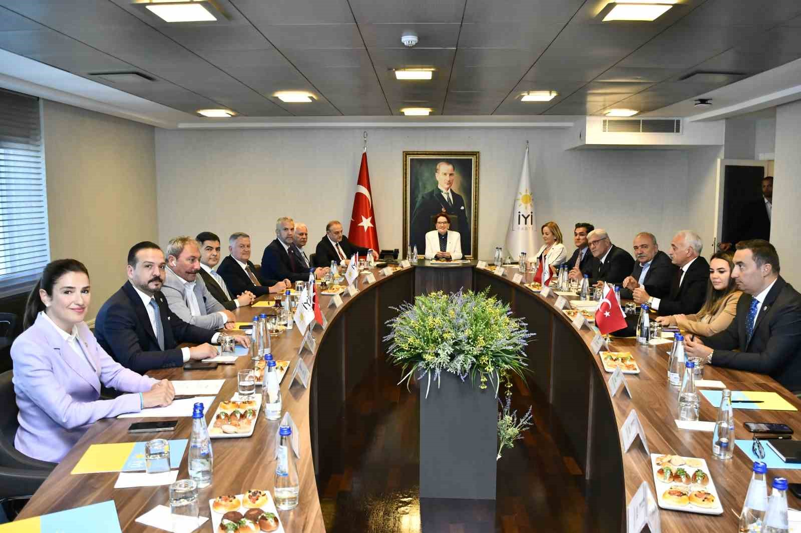 İYİ PARTİ GENEL BAŞKANI MERAL AKŞENER BAŞKANLIK DİVANI ÜYELERİYLE BİR
