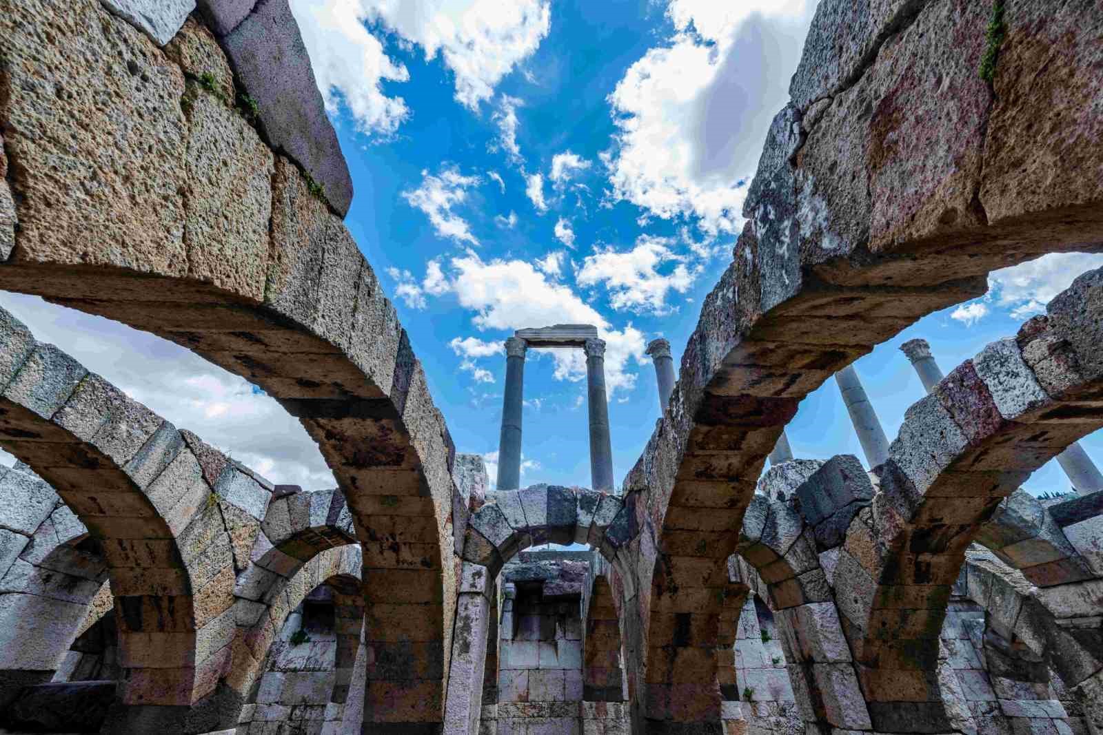 İZMİR TARİHİ KEMERALTI VE ÇEVRESİ ADINA KAYNAK OLUŞTURMA VE ÖLÇEKLENDİRME