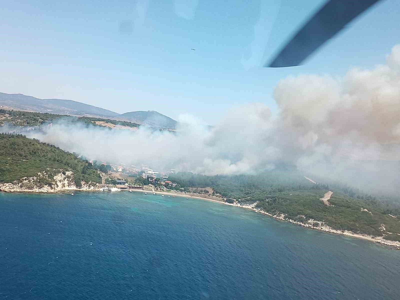 İZMİR’DEKİ YANGINDA 4 ORMAN PERSONELİ DUMANDAN ETKİLENDİ