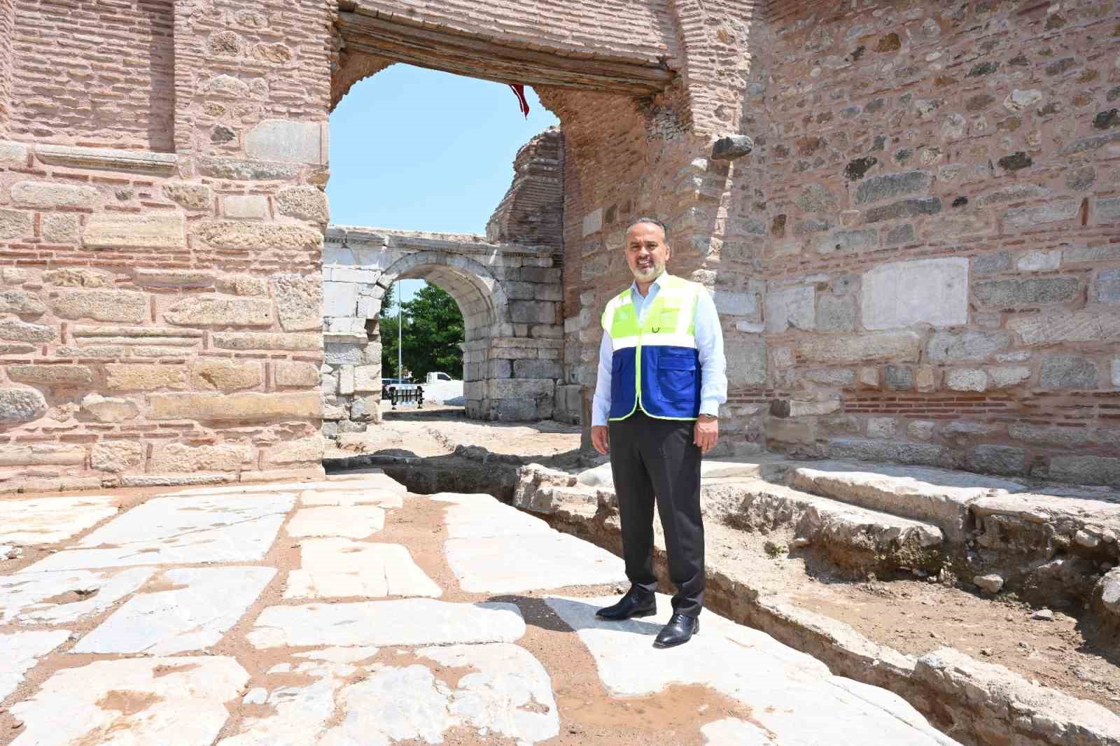 BURSA’NIN İZNİK İLÇESİNDE YAPIMI 2300 YIL ÖNCESİNE UZANAN TARİHİ SURLARI,