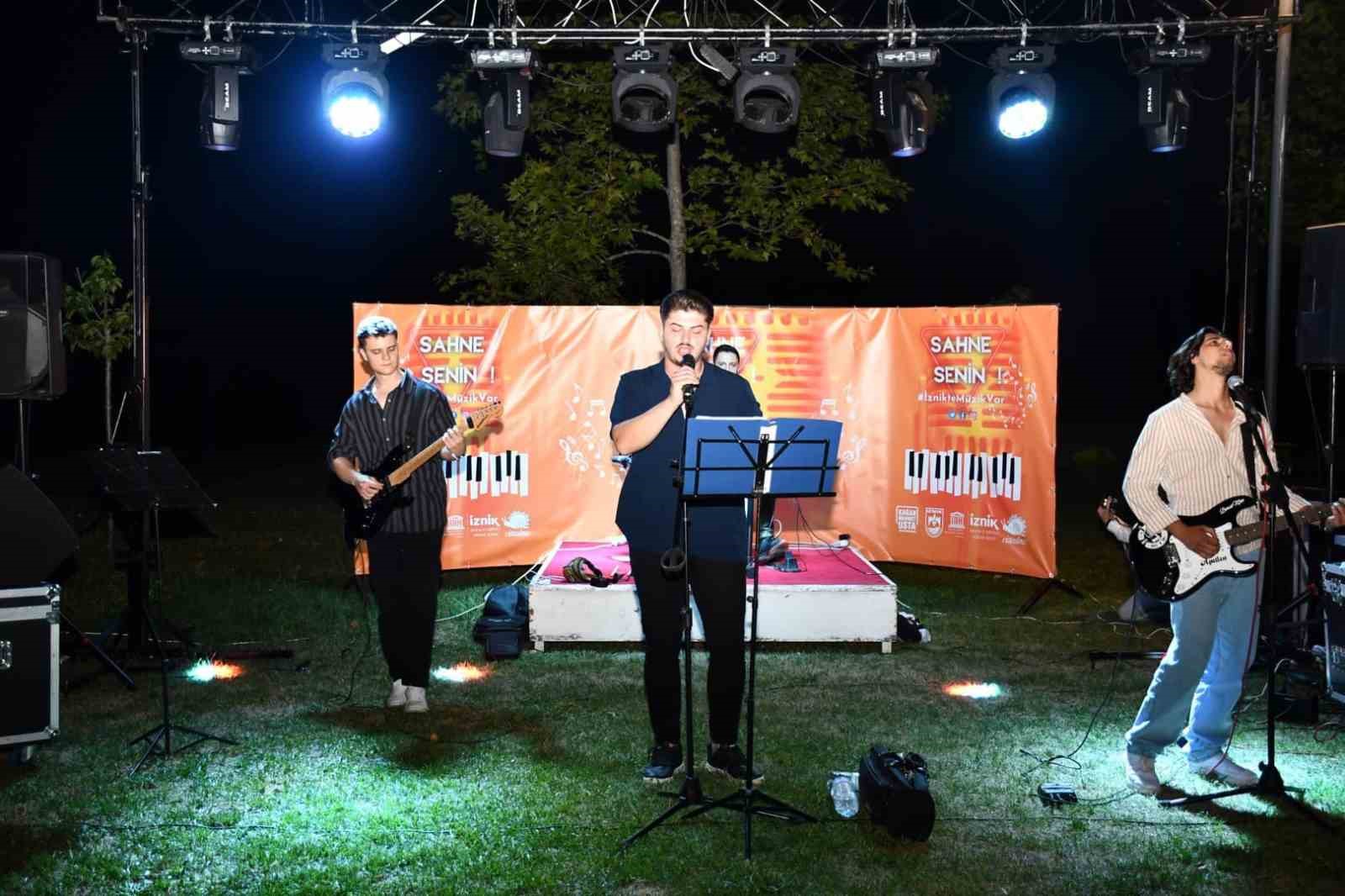 İZNİK BELEDİYESİ TARAFINDAN DÜZENLENEN ‘SAHNE SENİN’ ETKİNLİKLERİNDE İZNİKLİLER SAHİLDE BULUŞTU.