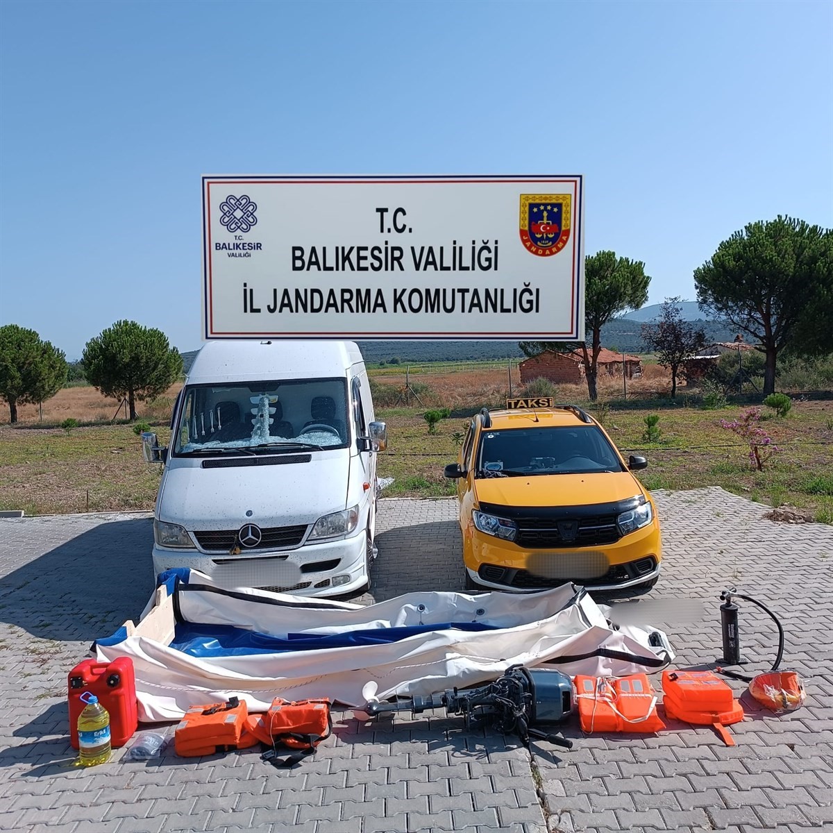 BALIKESİR’İN AYVALIK İLÇESİNDE JANDARMA TARAFINDAN DÜZENLENEN OPERASYONDA 3 İNSAN KAÇAKÇILIĞI