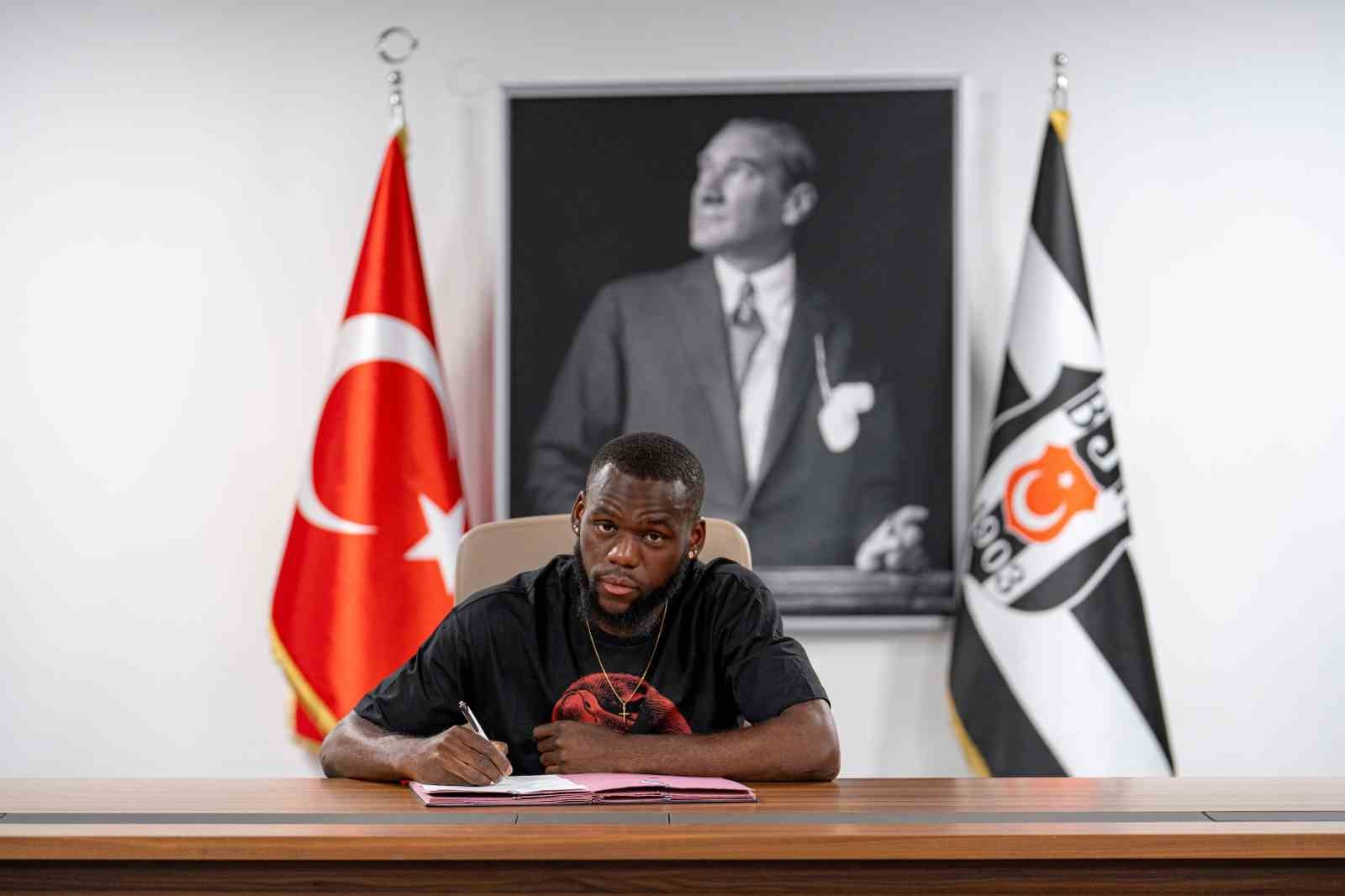 BEŞİKTAŞ'IN YENİ TRANSFERİ JEAN ONANA, İSTANBUL'A GELDİĞİ İÇİN MUTLU OLDUĞUNU