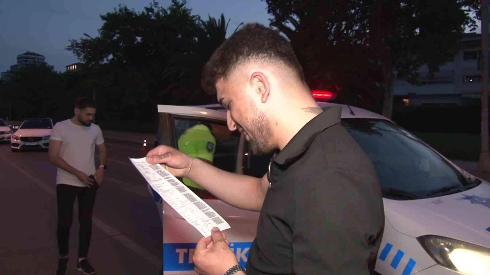 KADIKÖY'DE BAĞDAT CADDESİNDE BİRBİRLERİYLE YARIŞARAK MAKAS ATAN 3 SÜRÜCÜYÜ POLİS