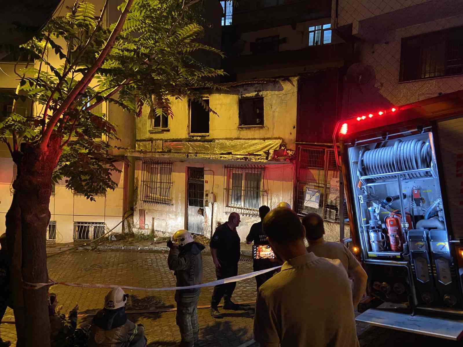 KAĞITHANE’DE 2 KATLI METRUK BİNA ALEV ALEV YANDI