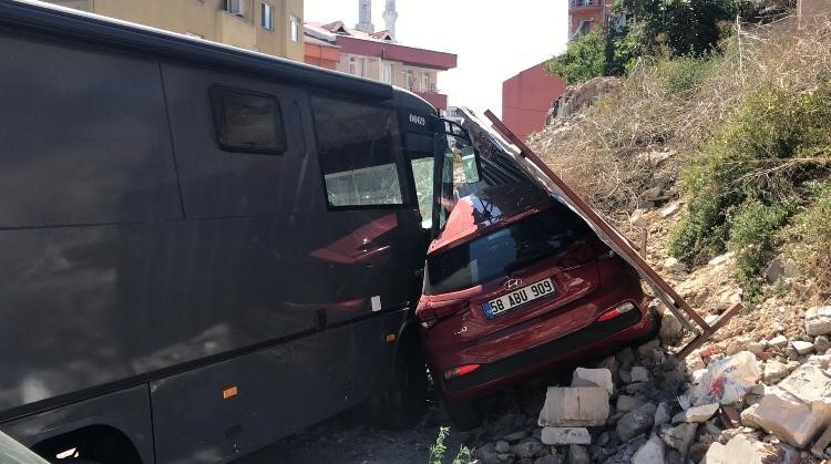 KAĞITHANE’DE FRENİ BOŞALAN BİR KARAVAN, PARK HALİNDEKİ OTOMOBİLE ÇARPTI