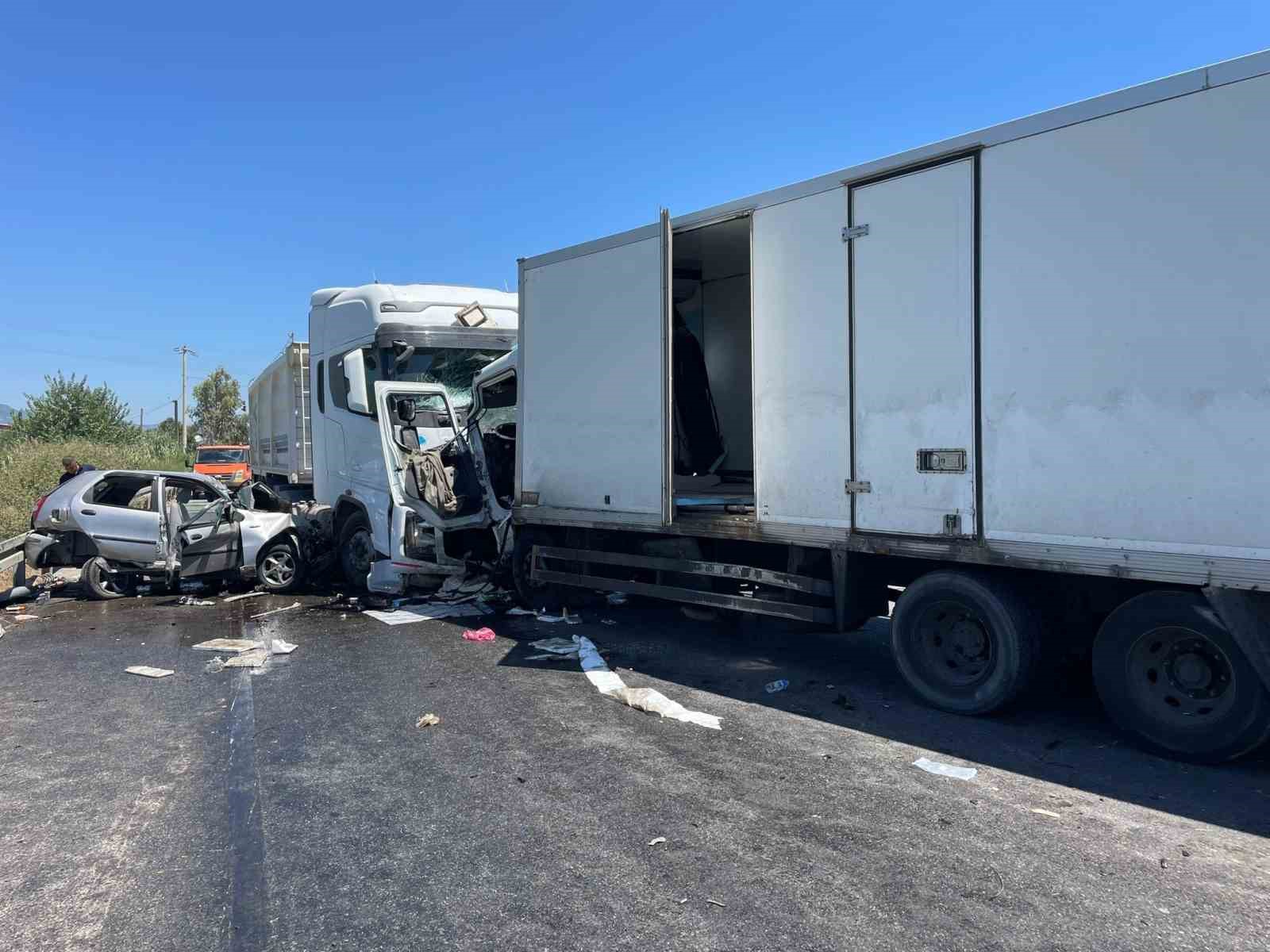 KAMYON KARŞI ŞERİDE GEÇTİ, TIR VE OTOMOBİLE ÇARPTI: 3 YARALI