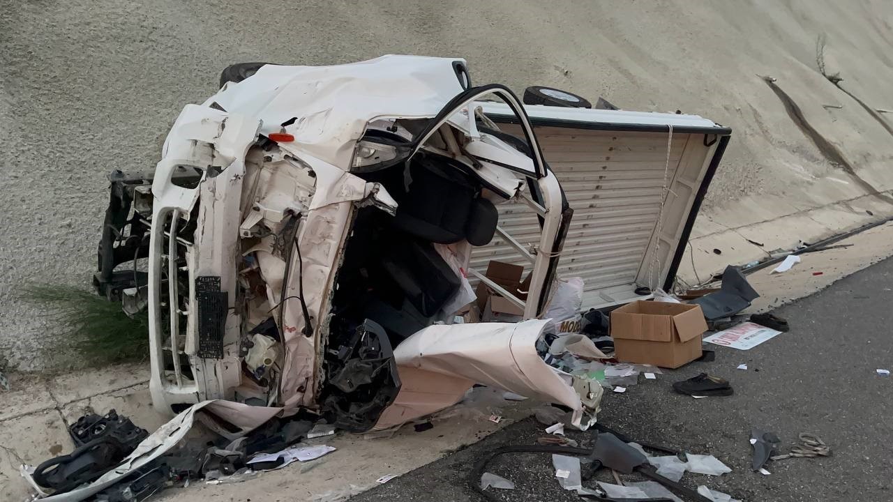 BURSA’DA TIR’A ARKADAN ÇARPARAK ŞARAMPOLE DÜŞEN KAMYONDA 1 KİŞİ HAYATINI
