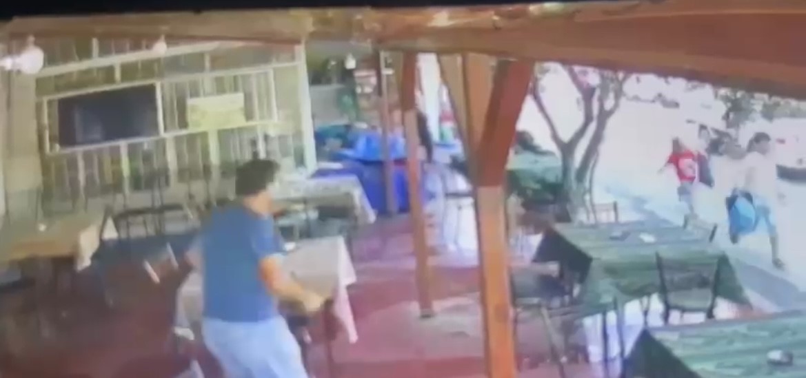 BURSA’NIN İZNİK İLÇESİNDE YOLUN KARŞISINA GEÇEN 8 YAŞINDAKİ KIZA KAMYONET