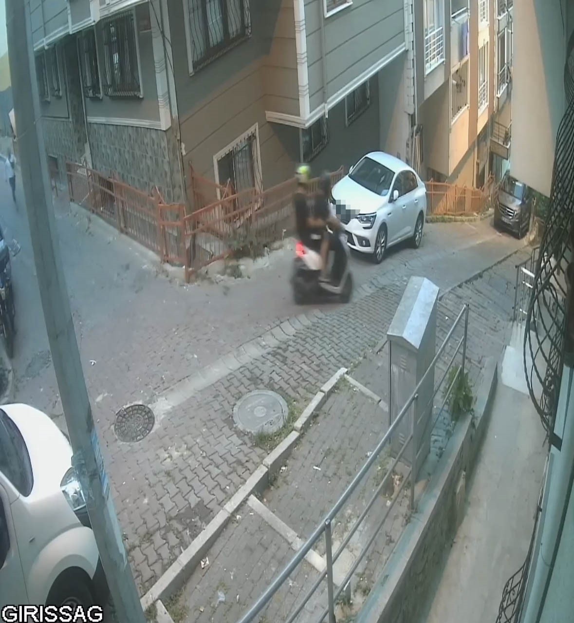 KAĞITHANE’DE İŞE GİTMEK İÇİN EVİNDEN ÇIKAN BİR GENÇ, MOTOSİKLETLE GELEN