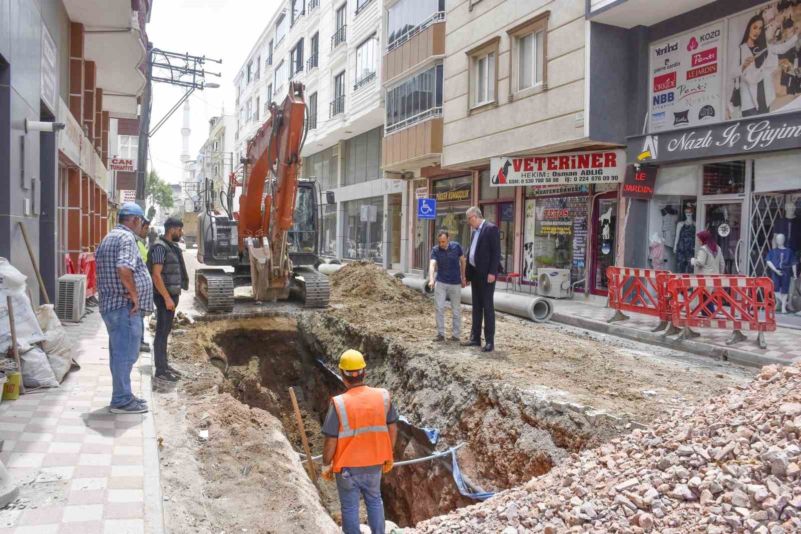 KARACABEY BELEDİYESİ TARAFINDAN, KENT GENELİNDE YÜRÜTÜLEN ALTYAPI ÇALIŞMALARI HIZ KESMİYOR.