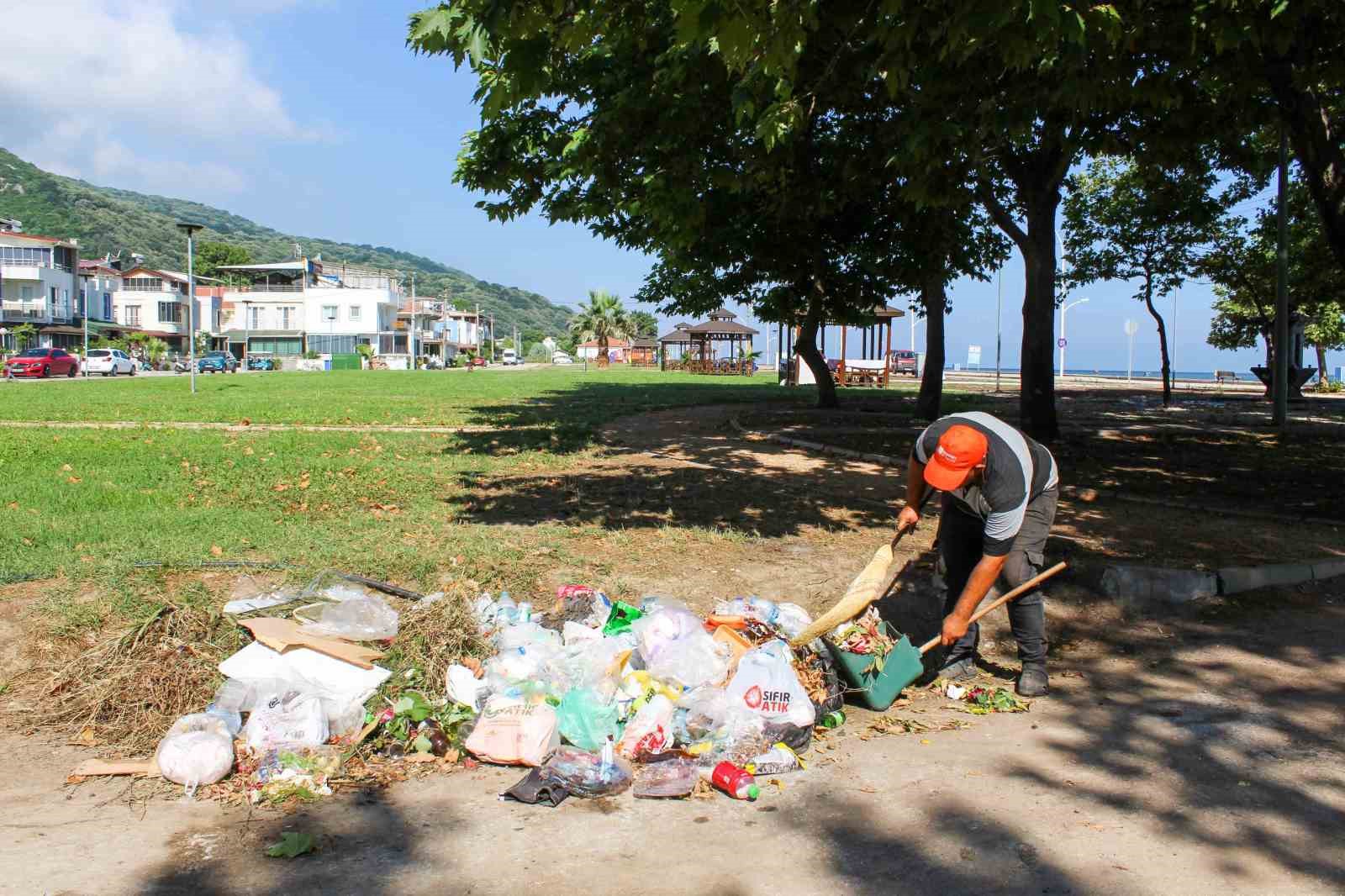 KARACABEY BELEDİYESİ,MERKEZ VE KIRSALDA OLDUĞU GİBİ SAHİL BÖLGESİNDE DE ÇALIŞMALARINI