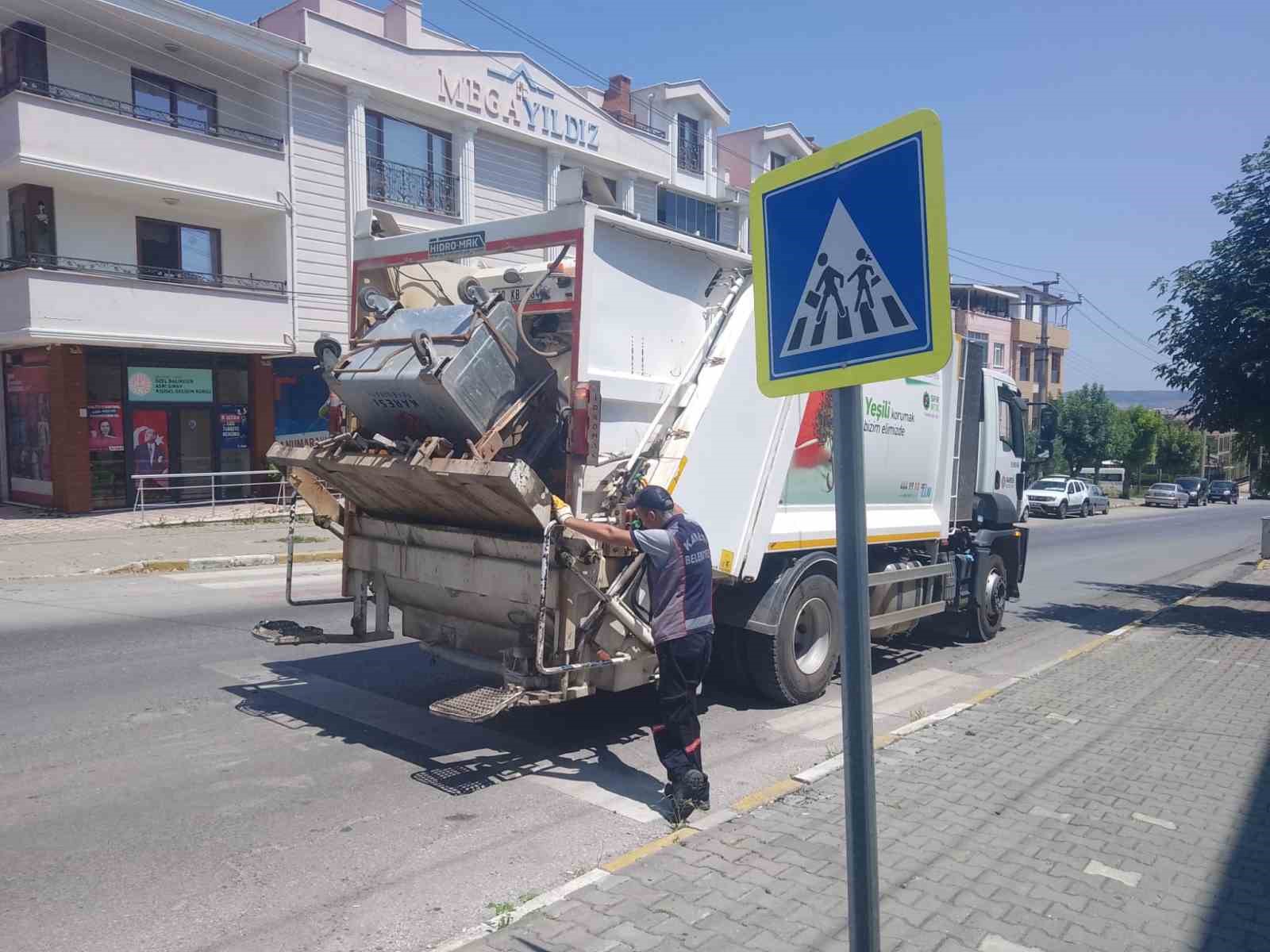 KARESİ’DE ÇÖP KONTEYNIRLARI DEZENFEKTE EDİLİYOR