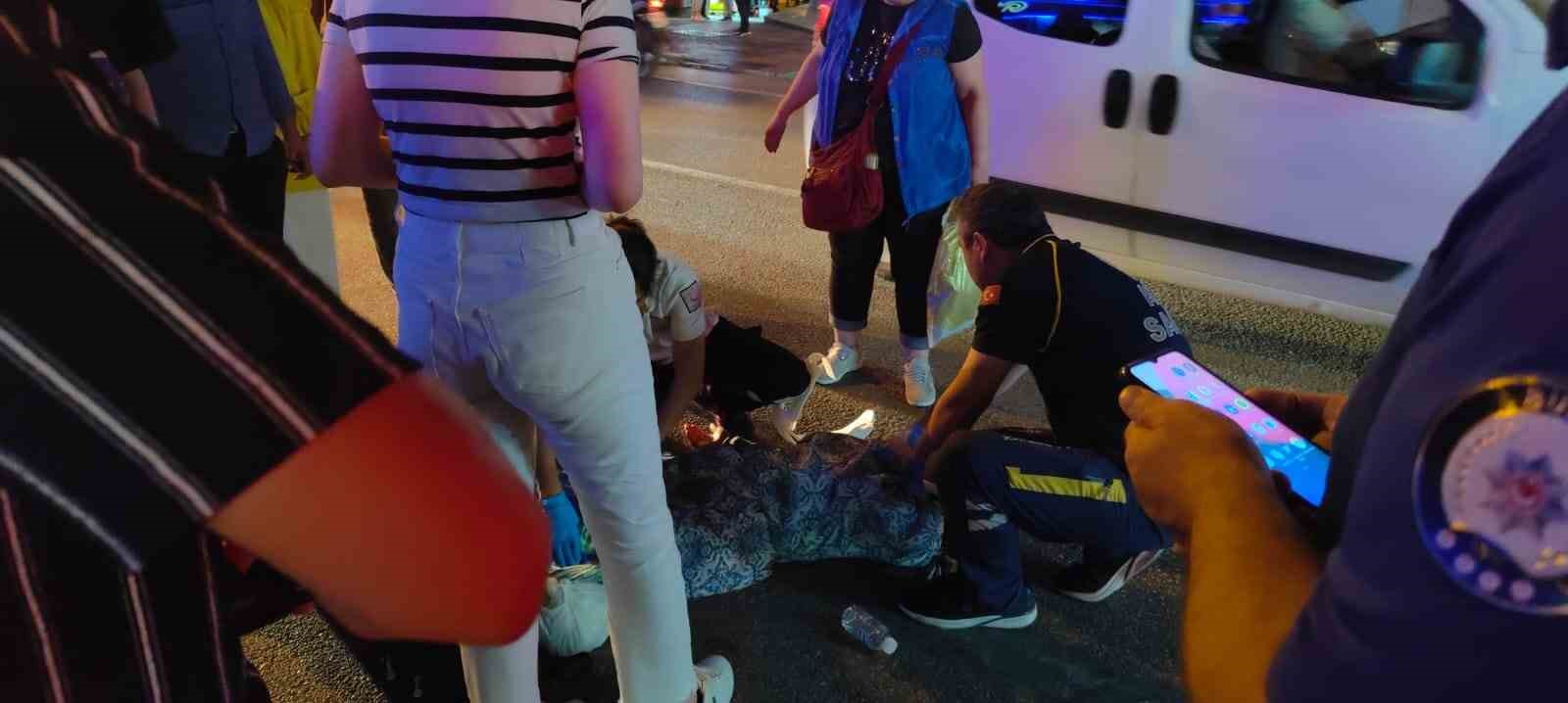 BURSA’DA YOLDAN KARŞIYA GEÇMEK İSTEYEN YAŞLI KADINA ARABA ÇARPTI.