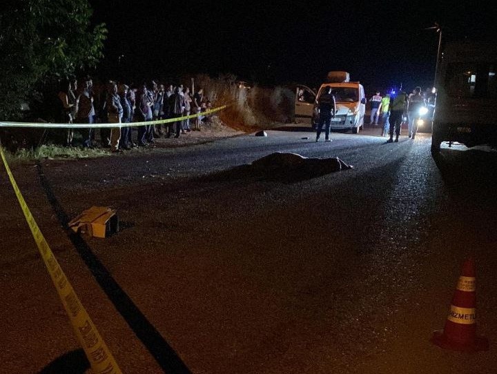 Karşıdan karşıya geçmeye çalışan kadın hayatını kaybetti GÖNEN'DE YOLUN KARŞISINA GEÇMEYE ÇALIŞAN KADINA ARAÇ ÇARPTI OLAY YERİNDE