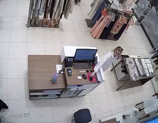 HIRSIZLIK ANI GÜVENLİK KAMERASI TARAFINDAN ANBEAN GÖRÜNTÜLENDİ.