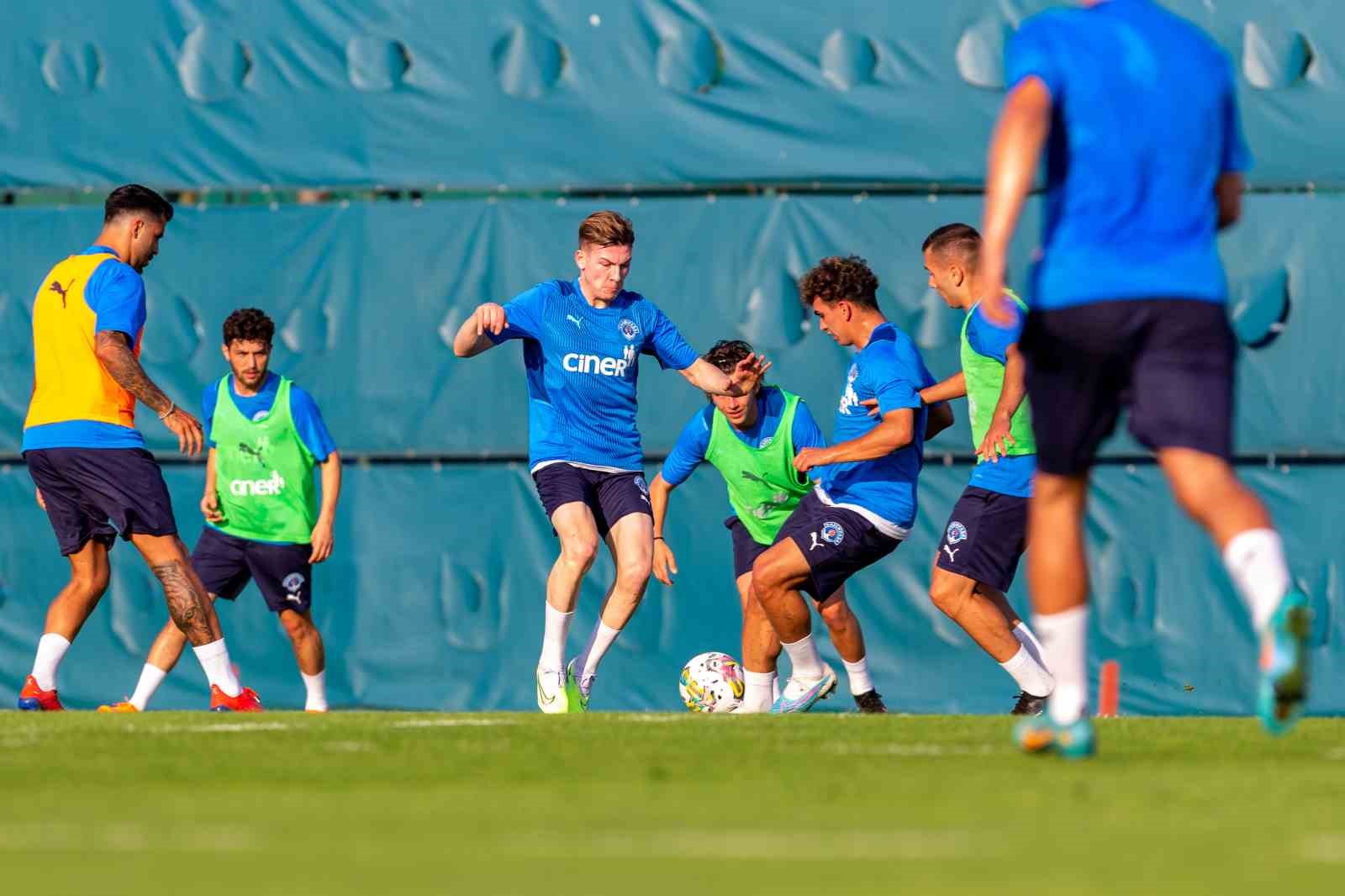 SPOR TOTO SÜPER LİG EKİPLERİNDEN KASIMPAŞA, BUGÜN YAPTIĞI ANTRENMANLA 2023-2024