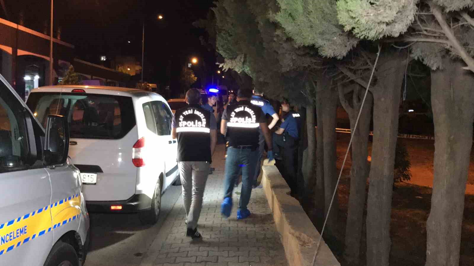 KOCAELİ’NİN DERİNCE İLÇESİNDE TELEFONLA KONUŞAN KİŞİ, KENDİSİNE LAF ATTIĞINI ÖNE
