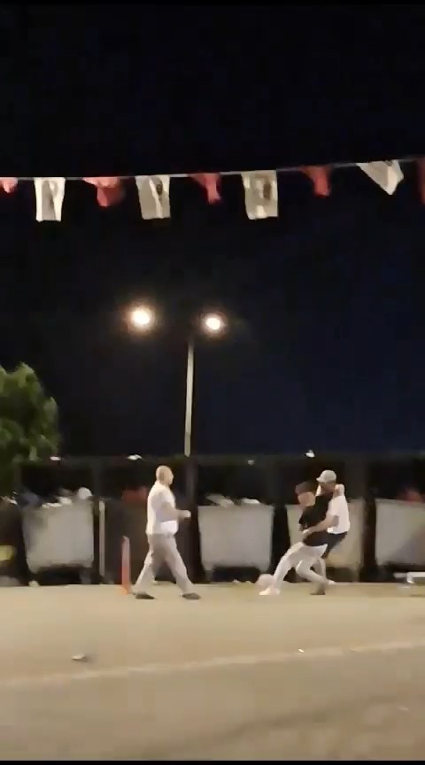 BURSA’DA İKİ KİŞİ ARASINDA ÇIKAN TARTIŞMADA YUMRUKLAR HAVADA UÇUŞURKEN, SAHİLDEN