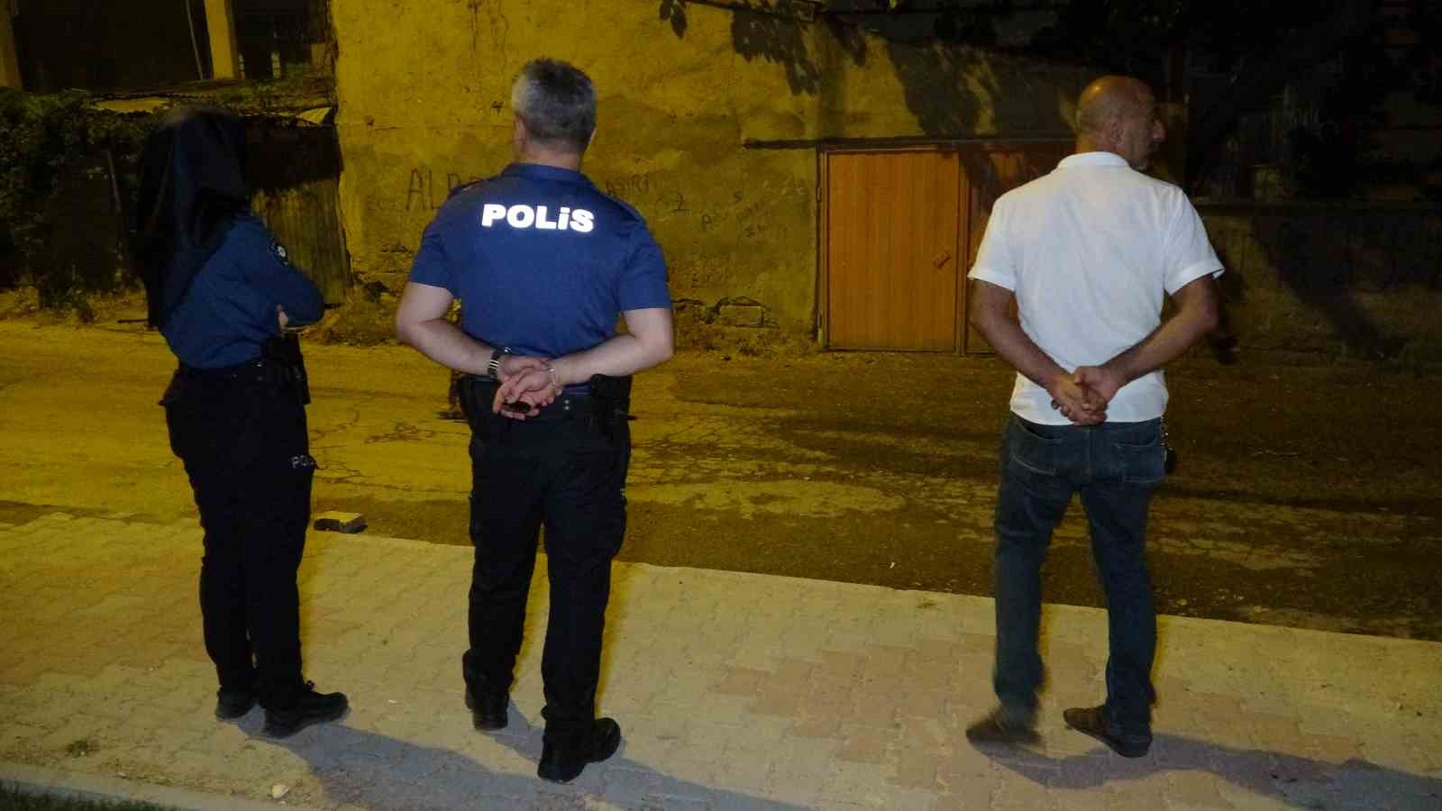 ELAZIĞ’DA BİR KİŞİ, İKİ GURUP ARASINDA ÇIKAN KAVGAYI AYIRMAYI ÇALIŞIRKEN