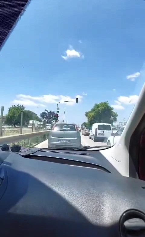 BURSA’DA SEYİR HALİNDEKİ SÜRÜCÜNÜN BİR ANLIK DALGINLIĞI KAZAYA SEBEP OLDU.