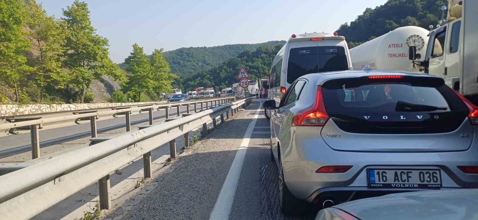 SABAH SAATLERİNDE ORHANGAZİ-YALOVA KARAYOLU SOĞUCAK KAVŞAĞI YAKINLARINDA BİR KAMYON KONTROLDEN