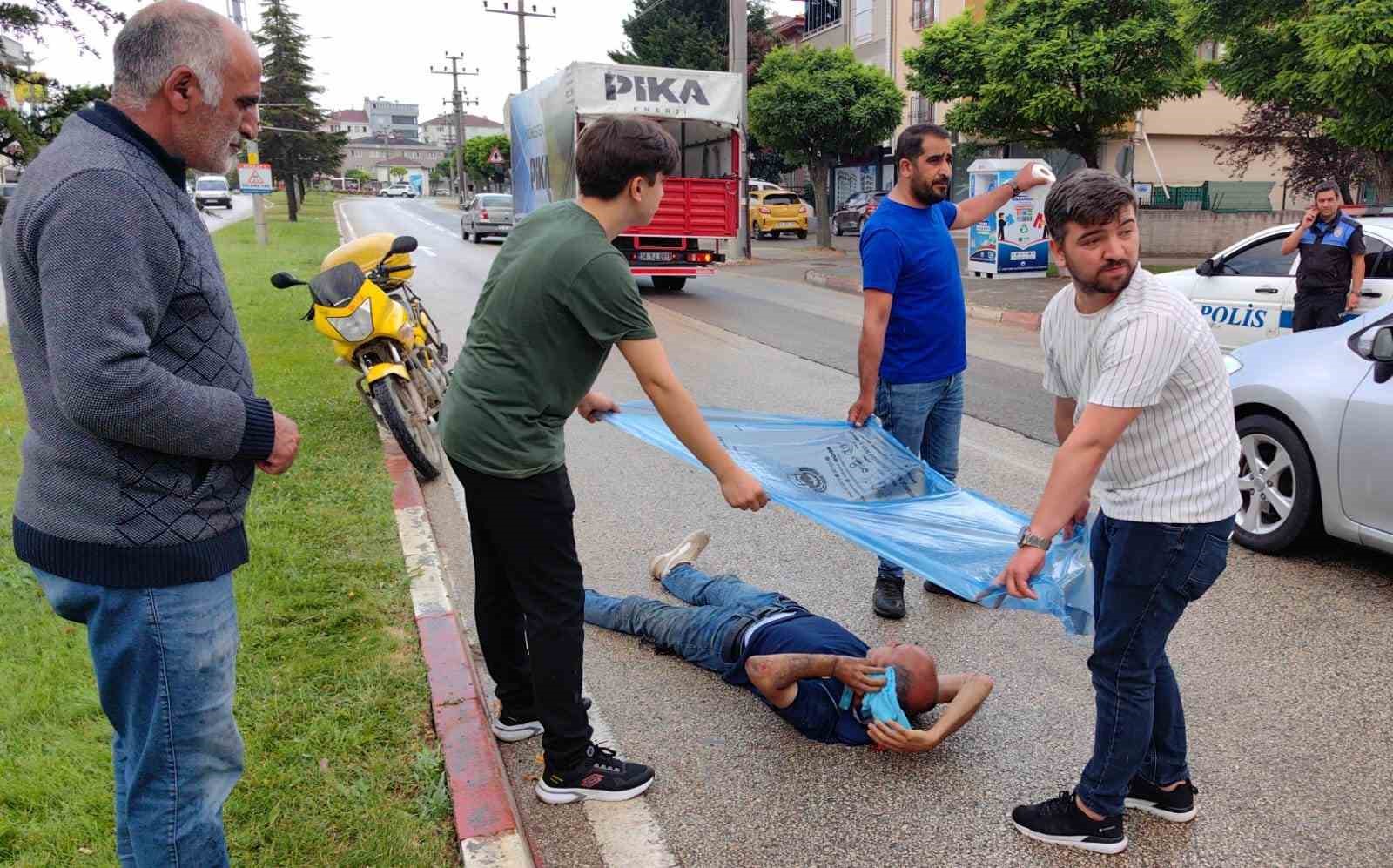 BURSA'NIN İNEGÖL İLÇESİNDE MEYDANA GELEN KAZADA DEVRİLEN MOTOSİKLETTEN DÜŞEN GÖREVLİ