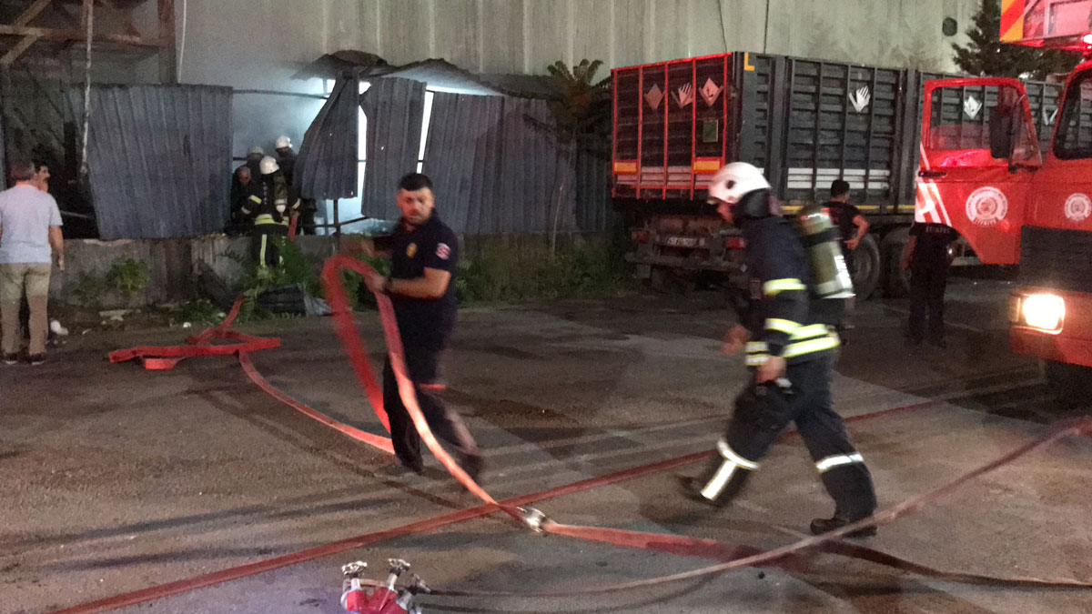 Kocaeli’nin Başiskele ilçesinde ATY (atıktan türetilmiş yakıt) hazırlama tesisinde kimyasal
