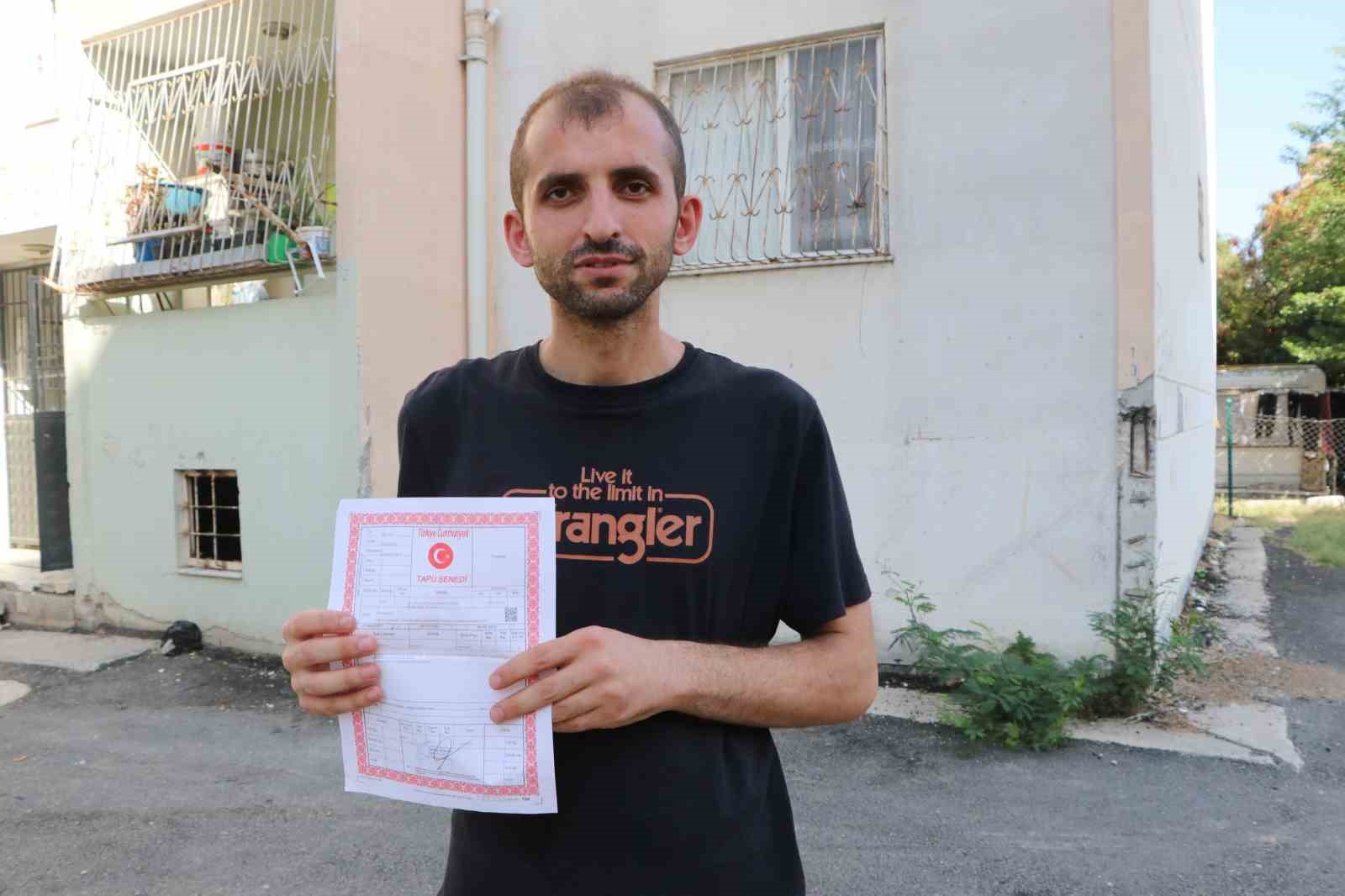 ADANA'DA BİR KİŞİ EVİNİ KİRALADIĞI KİRACISI EVDEN ÇIKMADIĞI İÇİN EVLENEMİYOR.