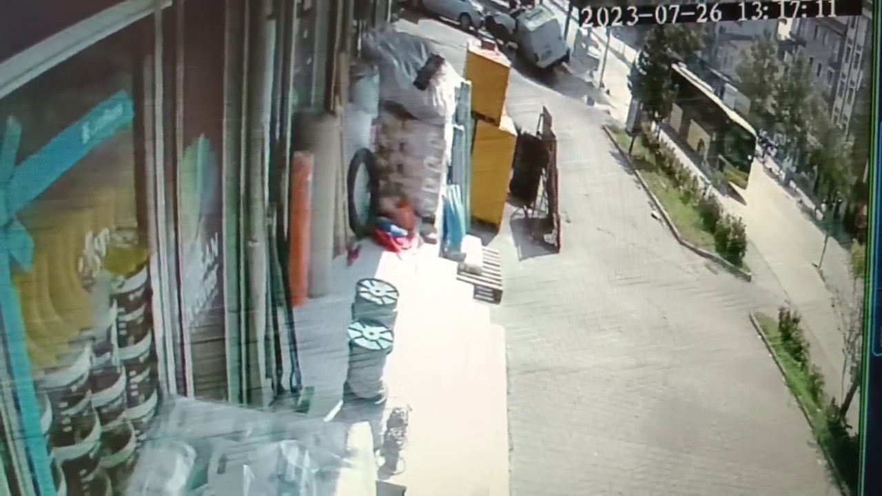 SANCAKTEPE’DE KIRMIZI IŞIKTA GEÇTİĞİ İDDİA EDİLEN İETT OTOBÜSÜ, CADDE ÜZERİNDE