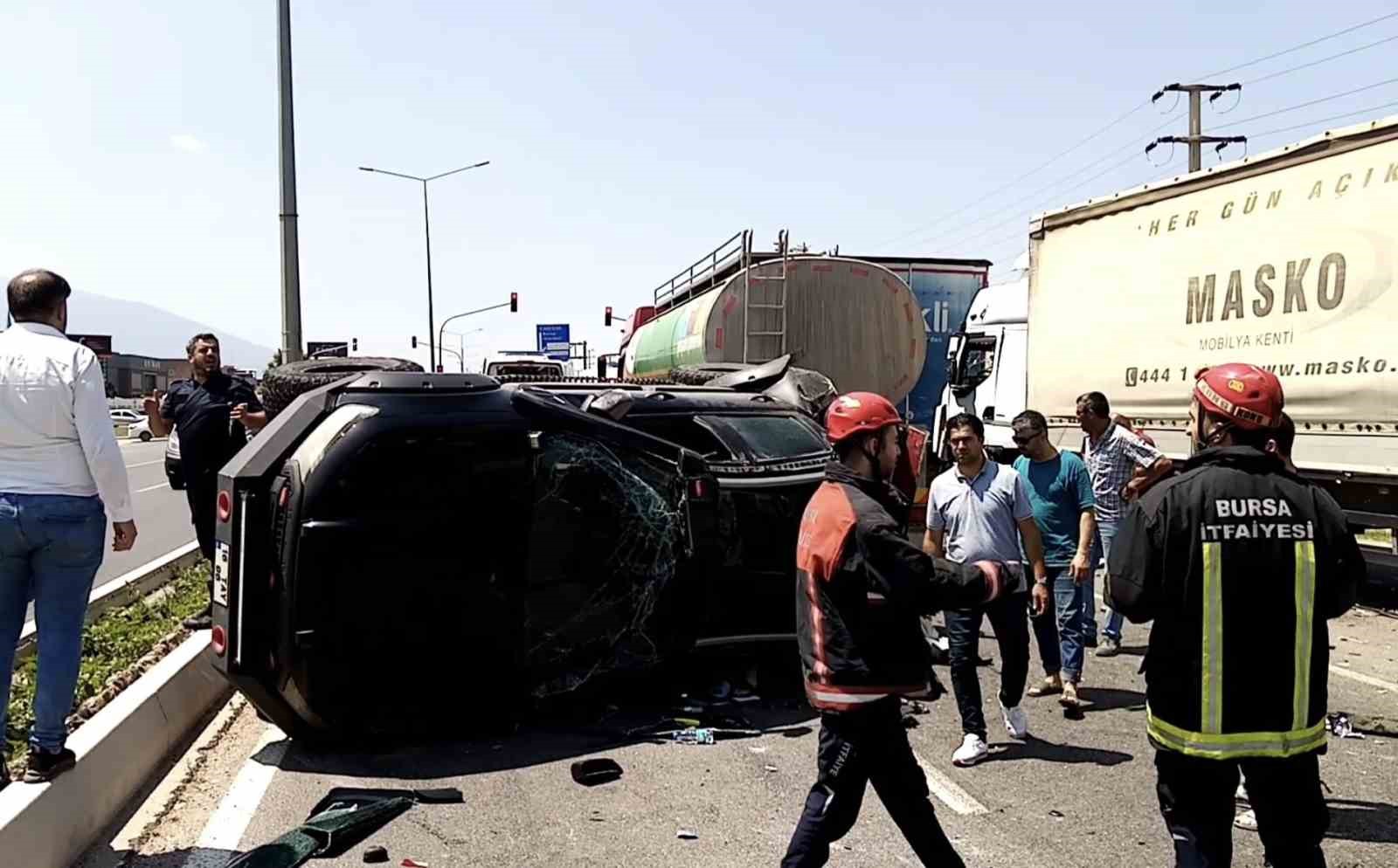 BURSA'NIN İNEGÖL İLÇESİNDE MEYDANA GELEN KAZADA KONTROLDEN ÇIKAN TIR, KIRMIZI