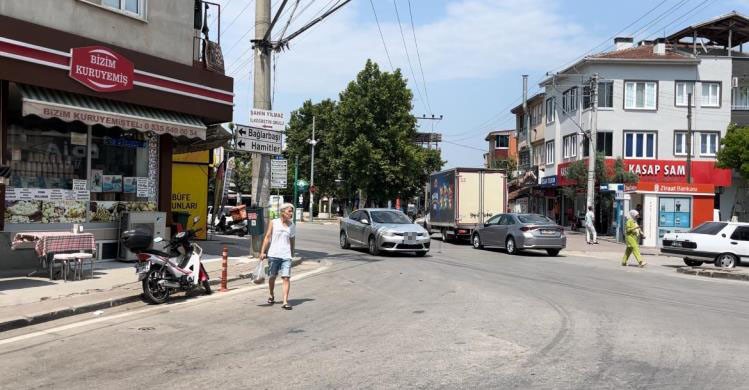 BURSA’DA ARALARINDA HUSUMET BULUNDUĞU KİŞİYLE YOL ORTASINDA KARŞILAŞAN KİŞİ, KENDİSİNE