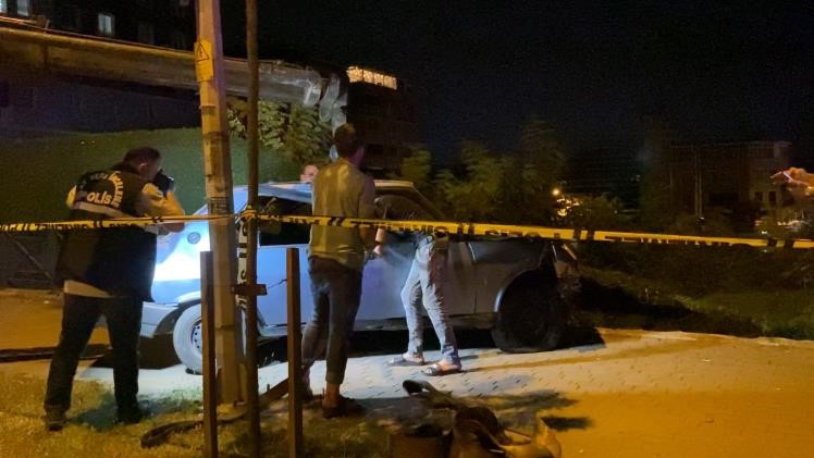 KONTROLDEN ÇIKAN ARAÇ İNŞAAT ALANINA UÇTU: 1 ÖLÜ, 1'İ AĞIR