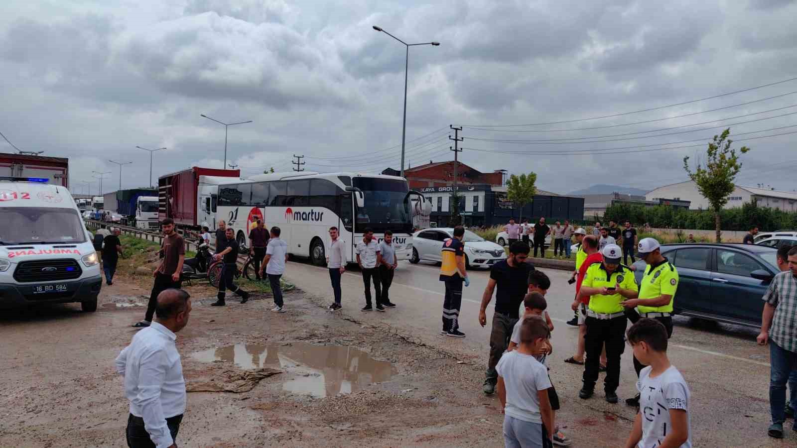 BURSA'NIN İNEGÖL İLÇESİNDE KARAYOLUNA ÇIKAN KONTROLSÜZ ÇIKAN TIR İLE 2