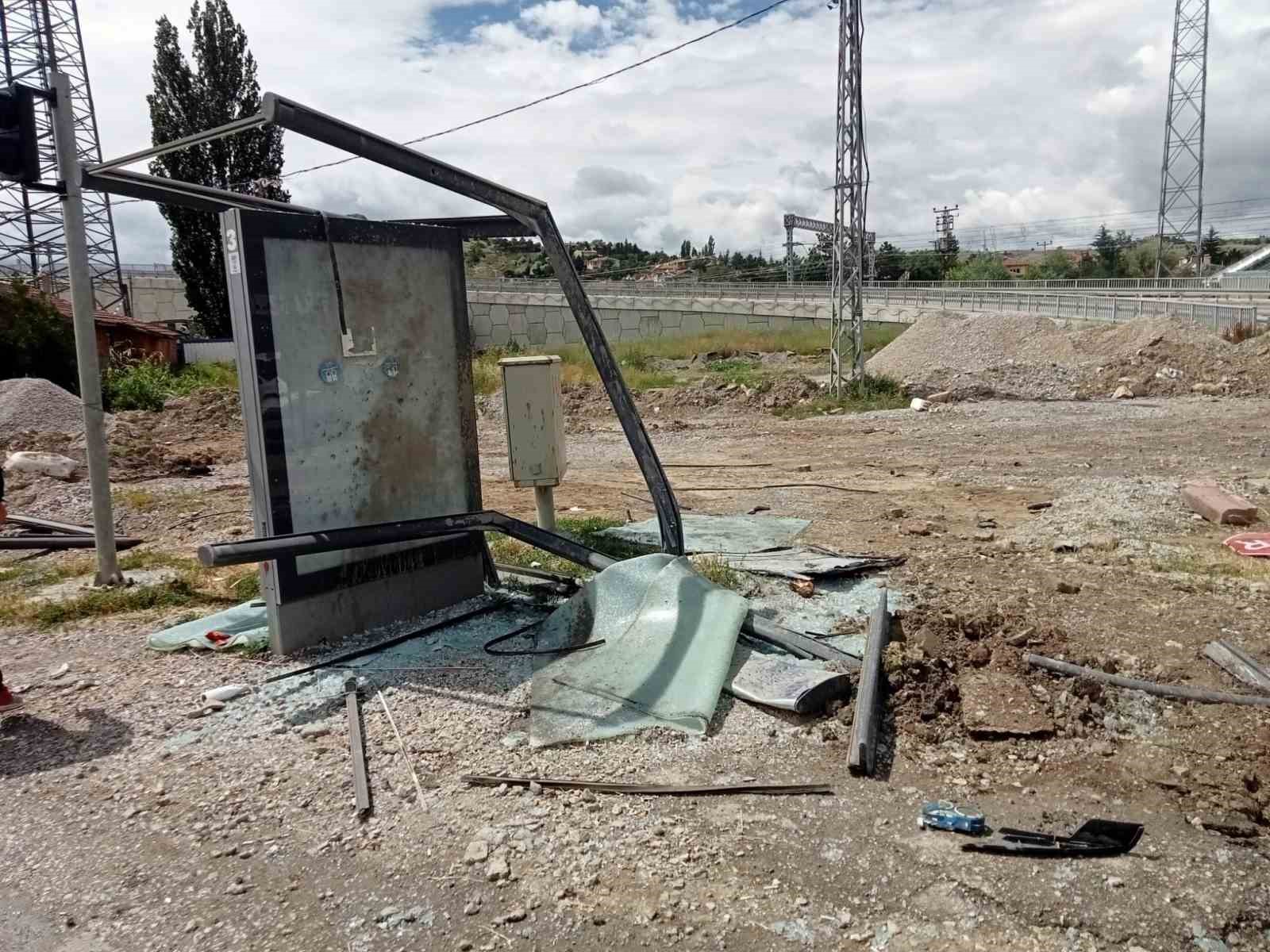 ANKARA’DA SÜRÜCÜSÜNÜN KAYGAN YOL SEBEBİYLE KONTROLÜNÜ KAYBETTİĞİ ŞEHİRLERARASI YOLCU OTOBÜSÜ