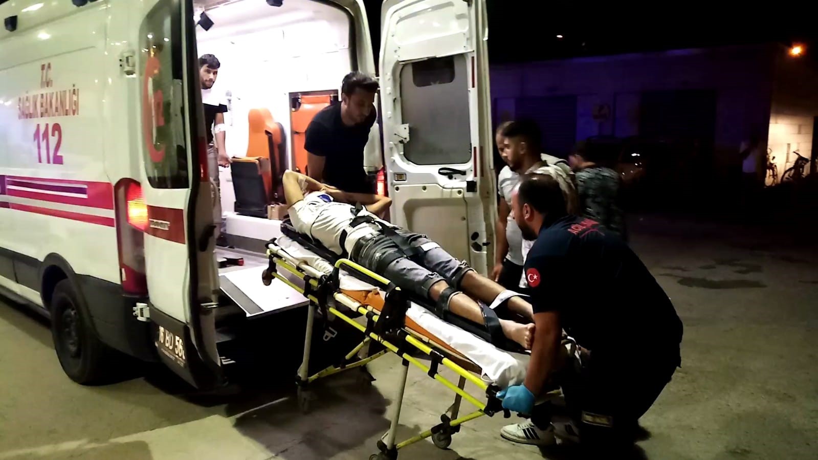 BURSA'NIN İNEGÖL İLÇESİNDE SCOOTER İLE GEZEN İKİ KAFADAR KÖPEKTEN KAÇARKEN
