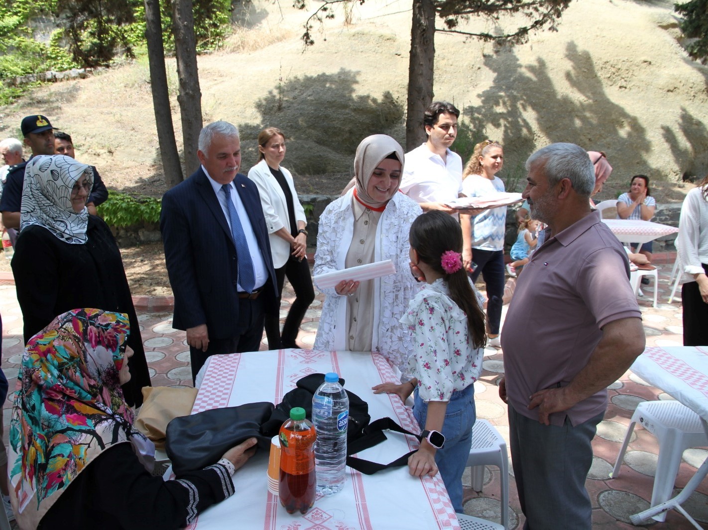 TEKİRDAĞ VALİSİ AZİZ YILDIRIM VE EŞİ GÜLLÜHAN YILDIRIM, KORUYUCU AİLELERLE