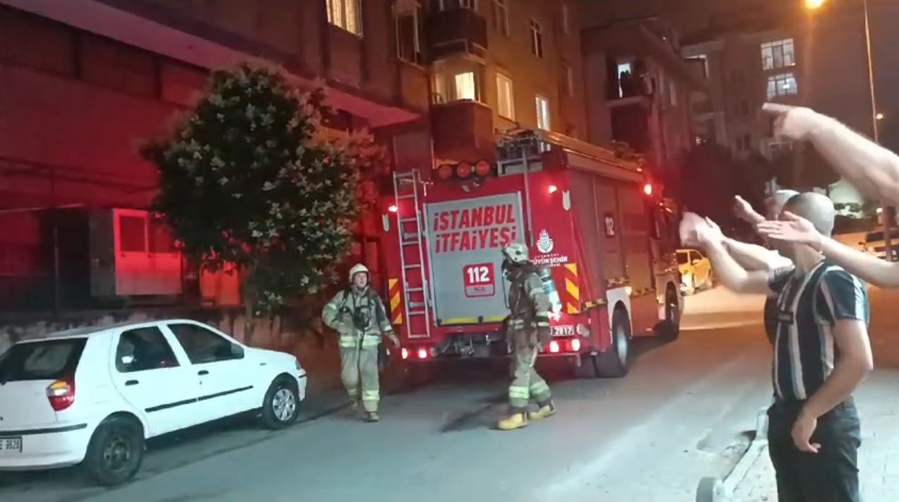 İSTANBUL'UN KÜÇÜKÇEKMECE İLÇESİNDE 6 KATLI BİNADA ÇIKAN YANGIN PANİĞE NEDEN