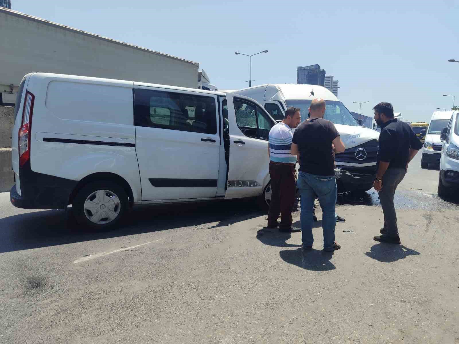 KÜÇÜKÇEKMECE’DE SÜRÜCÜSÜNÜN KONTROLÜNÜ KAYBETTİĞİ SEYİR HALİNDEKİ İKİ ARAÇ KAFA KAFAYA