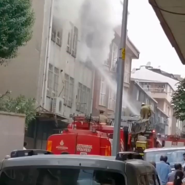 KÜÇÜKÇEKMECE’DE 4 KATLI BİR BİNADA ÇIKAN YANGINDA 2 KİŞİ YARALANDI.