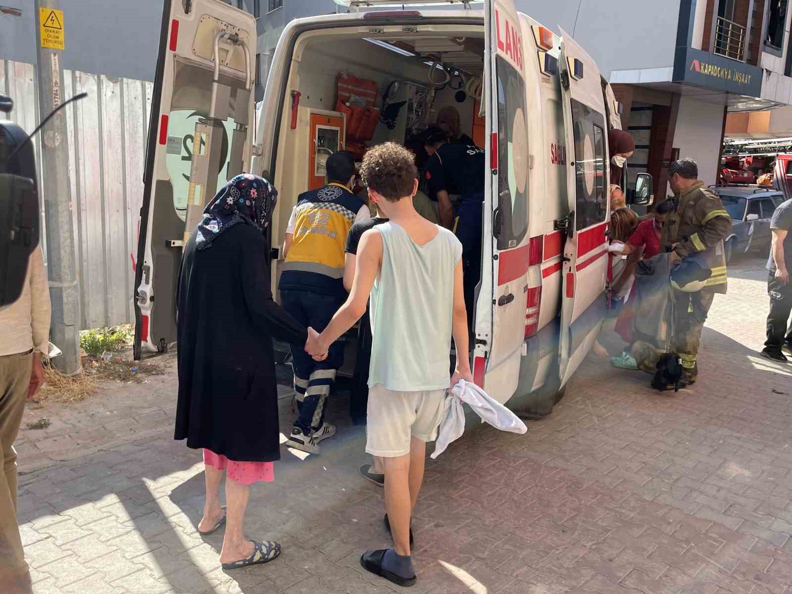 KÜÇÜKÇEKMECE’DE KORKUTAN YANGIN