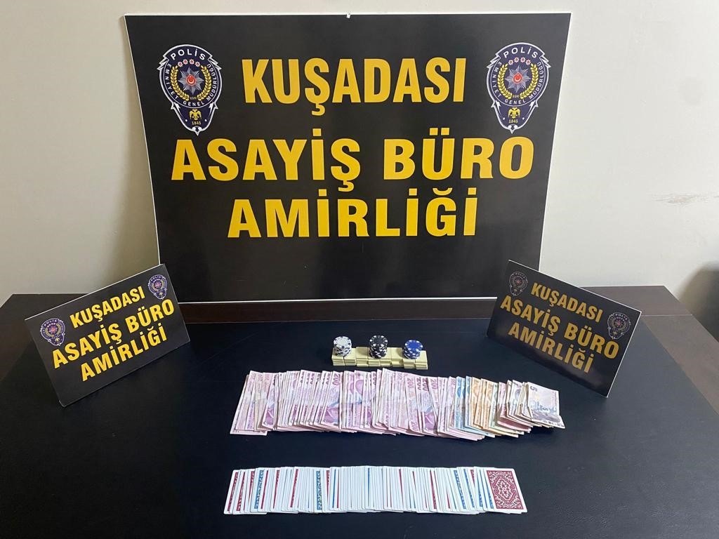 Kuşadası’nda kumar operasyonu AYDIN'IN KUŞADASI İLÇESİNDE BİR ADRESTE KUMAR OYNATILAN BİR ADRESE OPERASYON