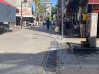Bandırma Kuyumcular Sokağı’ndaki su giderinin kokusu yaz gününde esnafı ve